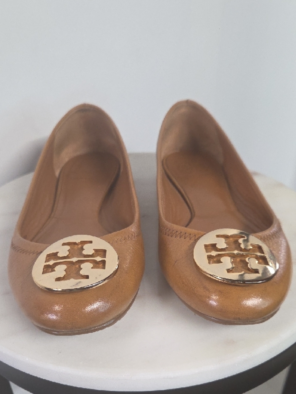 Tory Burch Tan Leather Round-Toe Flats with Gold Logo Size 7.5 - Picture 2 of 13